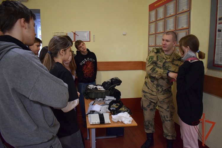 В Красноярском соединении Росгвардии прошел День открытых дверей для школьников