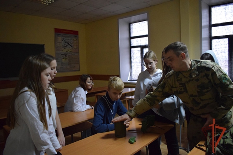 Школьники побывали в гостях у военнослужащих Красноярского соединения Росгвардии
