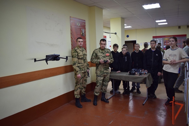 Военнослужащие Красноярского соединения Росгвардии познакомили школьников со своей службой   