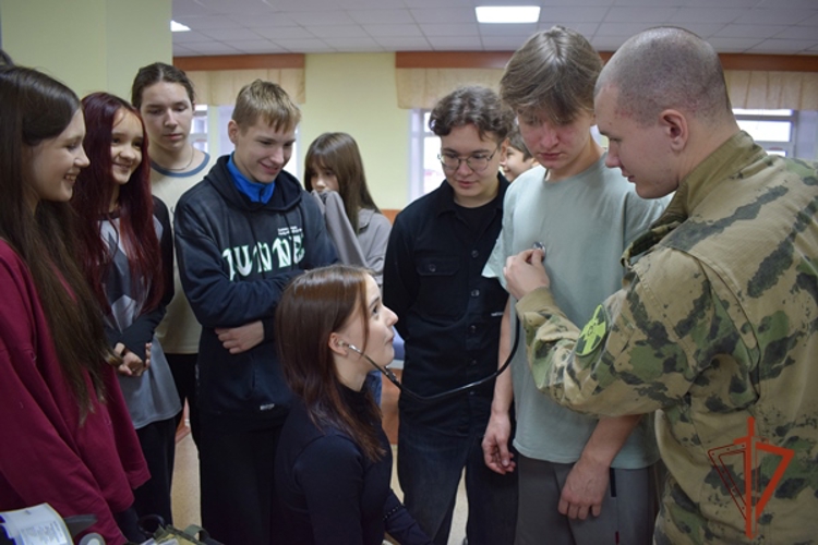 Военнослужащие Красноярского соединения Росгвардии познакомили школьников со своей службой   