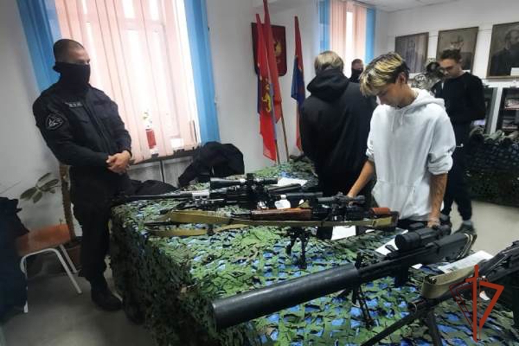 В Красноярске ОМОН Росгвардии организовал выставку для студентов
