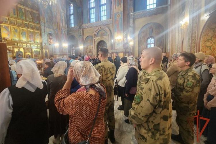 Военнослужащие Росгвардии приняли участие в праздничном богослужении в Железногорске