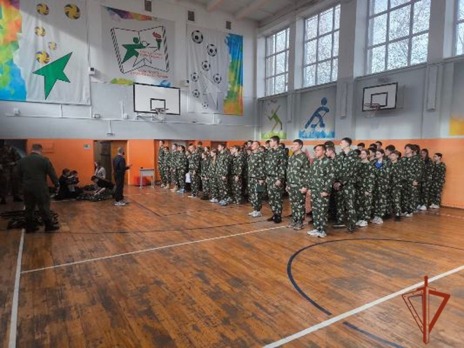 Сотрудники спецподразделения Росгвардии ОМОН провели занятия в рамках проекта «Ступень к спецназу»