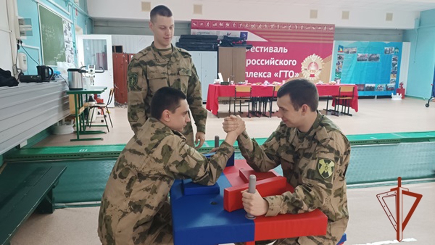 Семьи зеленогорских военнослужащих Росгвардии приняли участие в турнире по спортивному метанию ножа