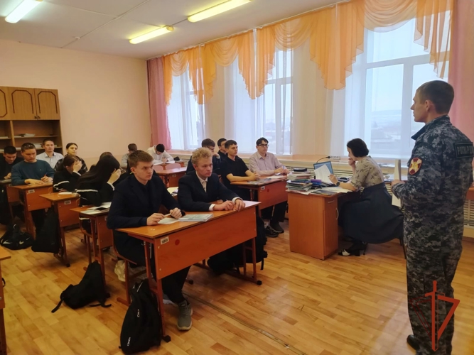 Ужурский росгвардеец провел урок мужества для школьников