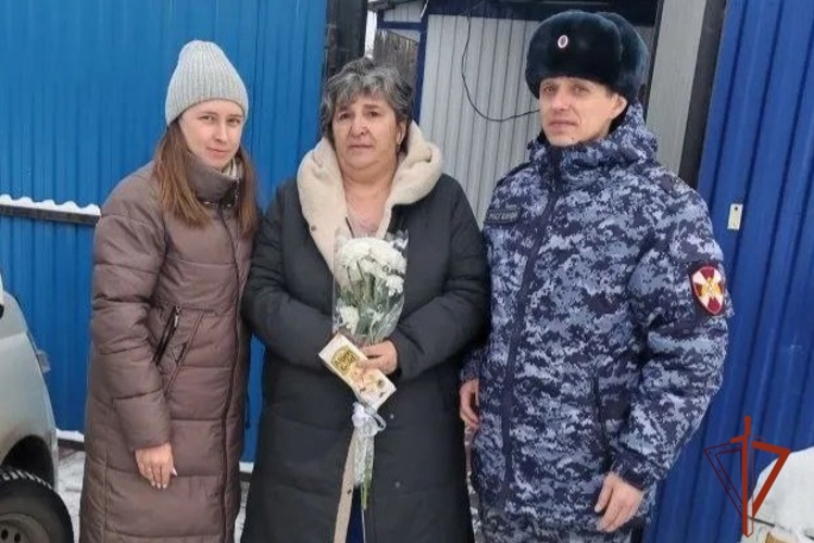 Ужурские росгвардейцы поздравили матерей погибших при исполнении служебных обязанностей