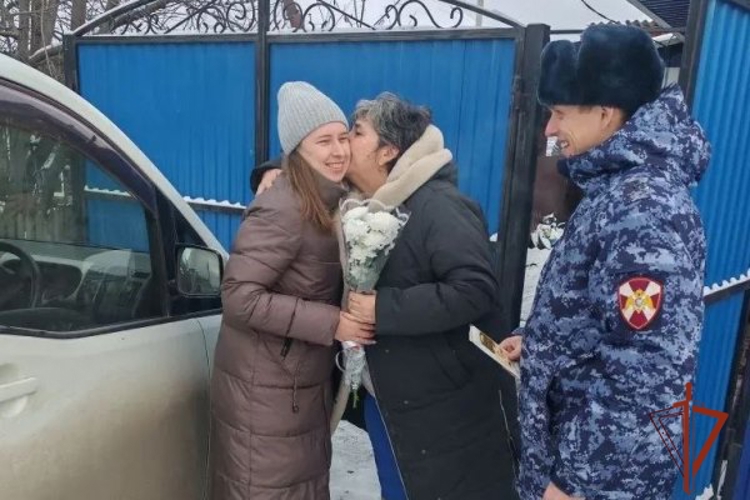 Ужурские росгвардейцы поздравили матерей погибших при исполнении служебных обязанностей