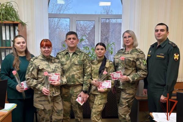 Военнослужащие Красноярского соединения Росгвардии поздравили своих коллег женщин с Днем матери