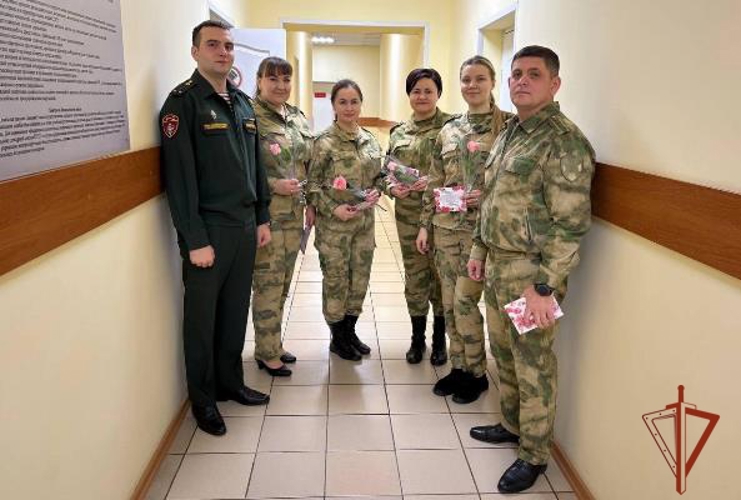 Военнослужащие Красноярского соединения Росгвардии поздравили своих коллег женщин с Днем матери