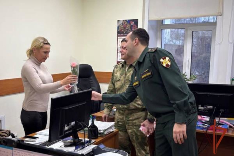 Военнослужащие Красноярского соединения Росгвардии поздравили своих коллег женщин с Днем матери