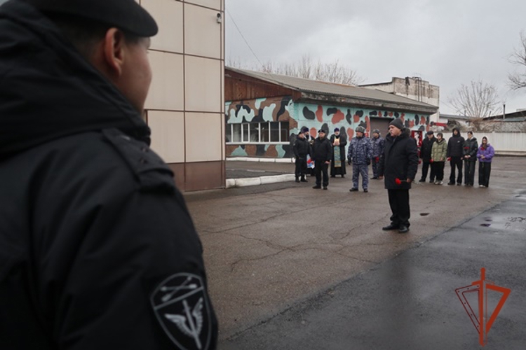 В красноярском ОМОН (на транспорте) Росгвардии открыли мемориал в память о коллегах, погибших при исполнении служебного долга