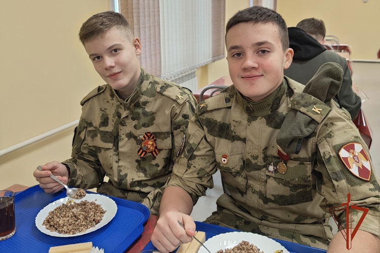 В Зеленогорске военнослужащие Росгвардии познакомили будущих призывников со своей службой