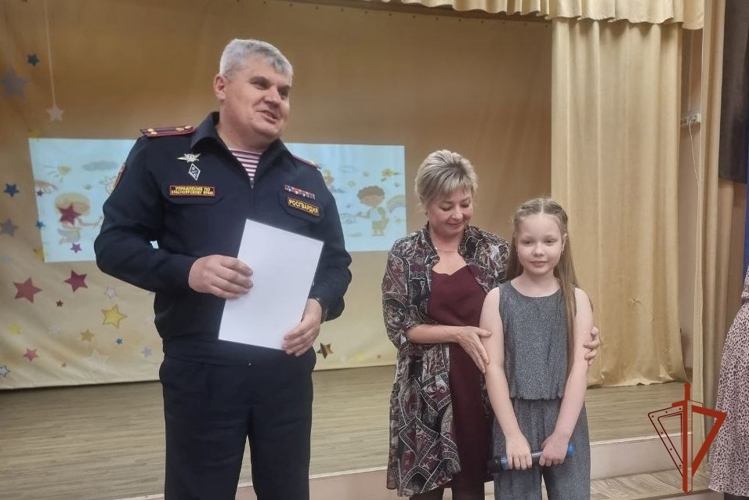 В Минусинске наставники росгвардейцы поздравили участников конкурса рисунков