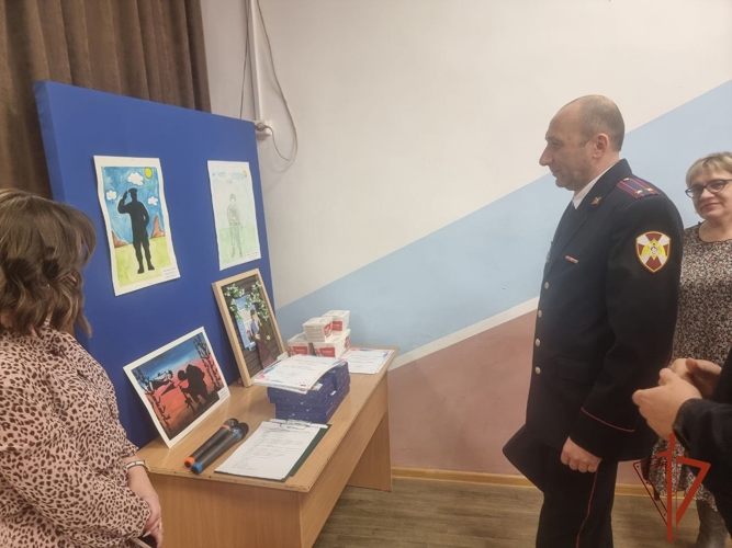 В Минусинске наставники росгвардейцы поздравили участников конкурса рисунков