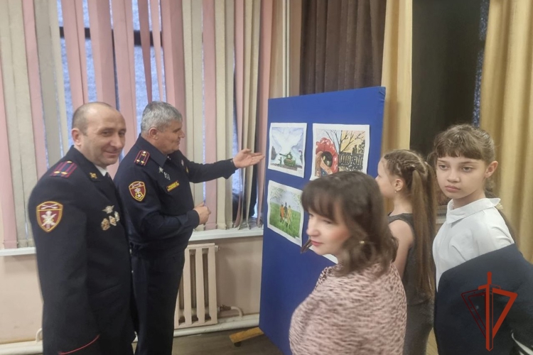 В Минусинске наставники росгвардейцы поздравили участников конкурса рисунков