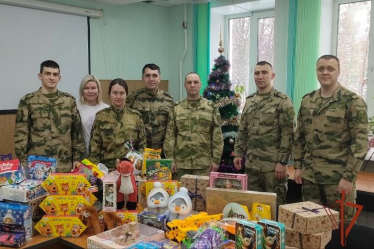 Железногорские военнослужащие Росгвардии приняли участие в благотворительной акции «Подари сказку в Новый год»   