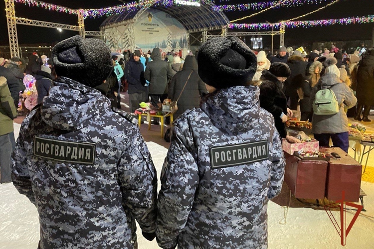 Ачинские сотрудники Росгвардии совместно с полицейскими обеспечили правопорядок открытия городской ёлки