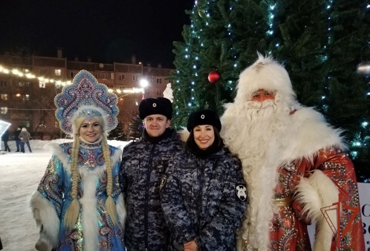 Ачинские сотрудники Росгвардии совместно с полицейскими обеспечили правопорядок открытия городской ёлки
