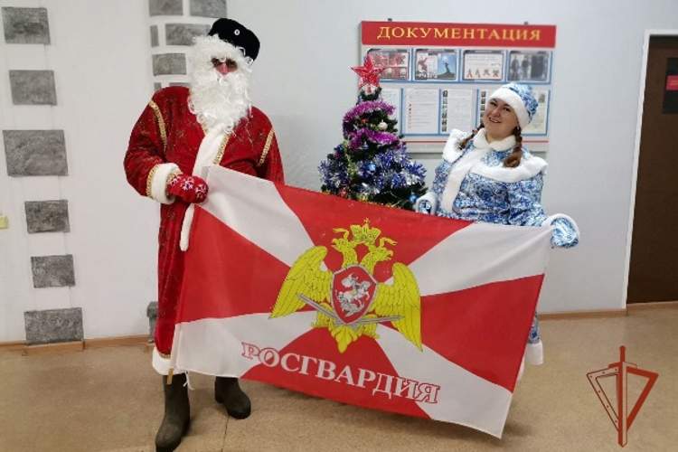 Дудинские росгвардейцы поздравили  детей сослуживцев с наступающими праздниками