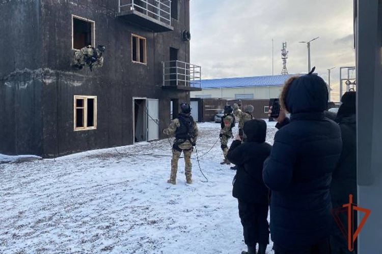 Красноярский ОМОН Росгвардии познакомил студентов со своей профессией