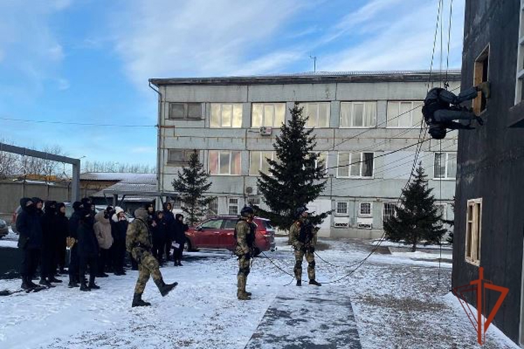 Красноярский ОМОН Росгвардии познакомил студентов со своей профессией