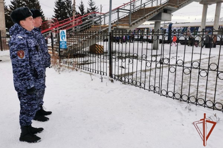 В Красноярском крае росгвардейцы совместно с обеспечили охрану правопорядка во время прибытия «Поезда Деда Мороза»
