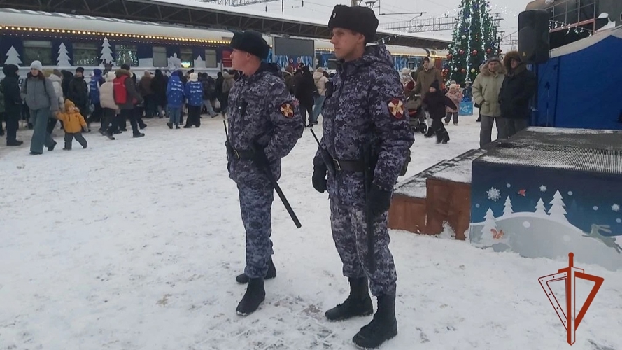 В Красноярском крае росгвардейцы совместно с обеспечили охрану правопорядка во время прибытия «Поезда Деда Мороза»