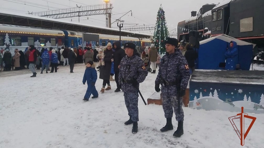 В Красноярском крае росгвардейцы совместно с обеспечили охрану правопорядка во время прибытия «Поезда Деда Мороза»