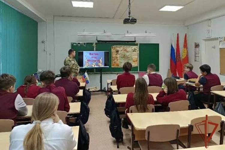 Железногорские росгвардейцы рассказали школьникам о битве под Москвой