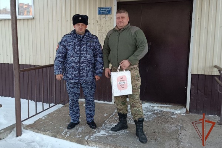 Ужурские росгвардейцы поздравили участника СВО с Днем Героев Отечества