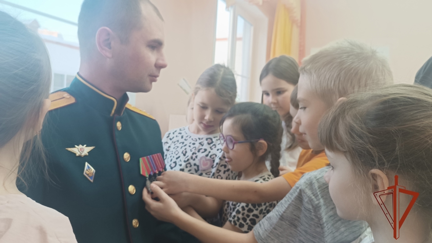 Зеленогорские военнослужащие провели встречи с воспитанниками детских садиков