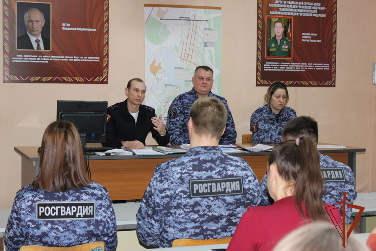 В Железногорске для росгвардейцев  сотрудники полиции провели занятие по противодействию коррупции 