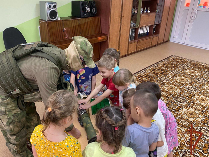Зеленогорские военнослужащие провели встречи с воспитанниками детских садиков