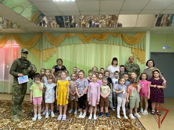Зеленогорские военнослужащие провели встречи с воспитанниками детских садиков