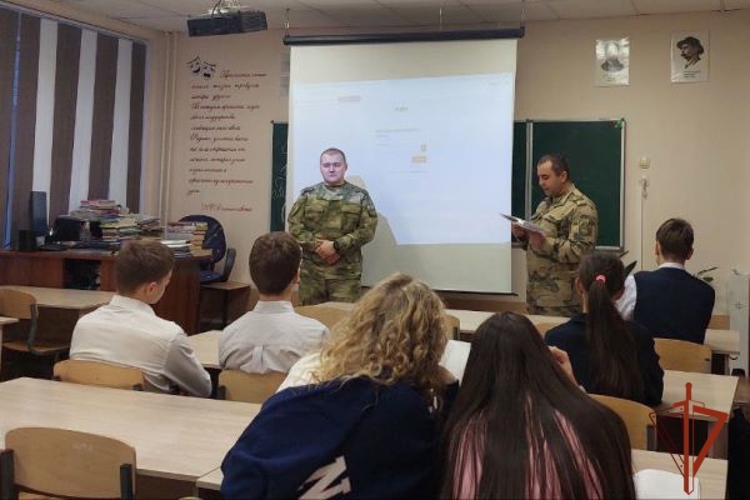 Красноярские военнослужащие Росгвардии в День героев Отечества провели урок у школьников