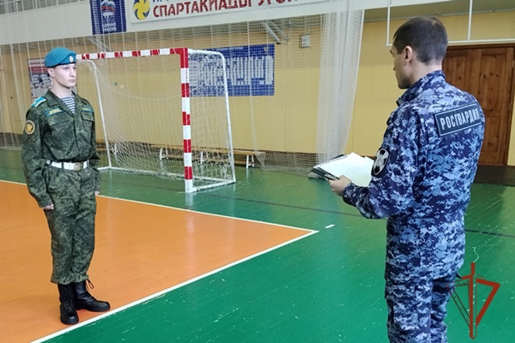 В Шарыпово росгвардейцы стали судьями в муниципальном конкурсе «Лучший юнармеец города»