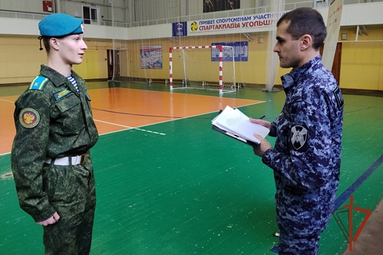В Шарыпово росгвардейцы стали судьями в муниципальном конкурсе «Лучший юнармеец города»
