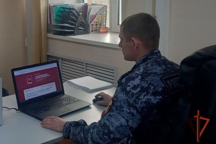 Ужурские сотрудники Росгвардии приняли участие во Всероссийском тесте   на знание Конституции РФ   