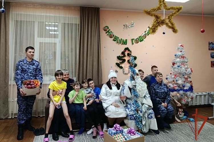 Минусинские росгвардейцы поздравили детей сирот с новогодним праздником