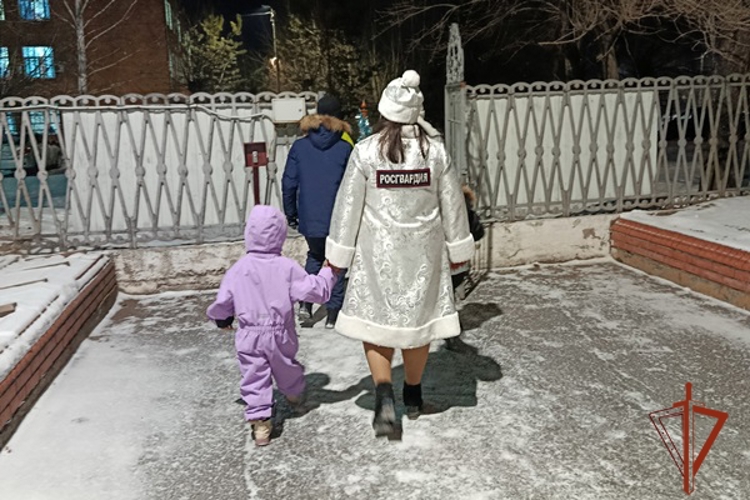 Минусинские росгвардейцы поздравили детей сирот с новогодним праздником
