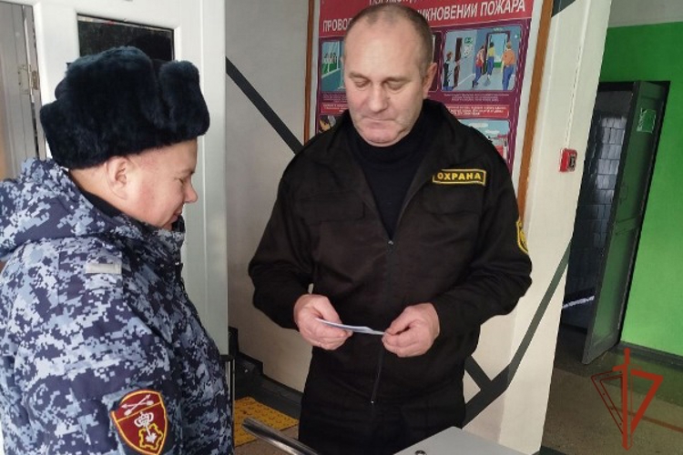 Росгвардейцы в Ужуре провели акцию «Безопасный Новый год»