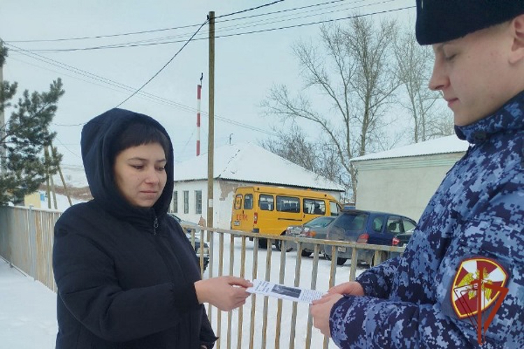 Росгвардейцы в Ужуре провели акцию «Безопасный Новый год»