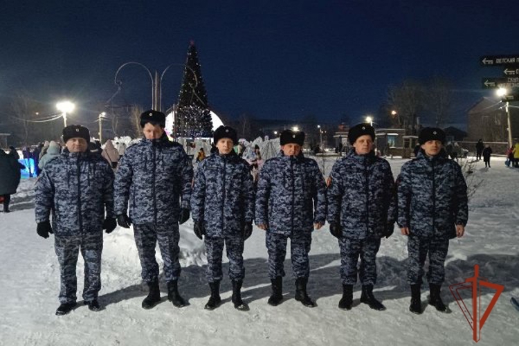 Росгвардейцы обеспечили безопасность граждан при открытии ёлочного комплекса в Ужуре