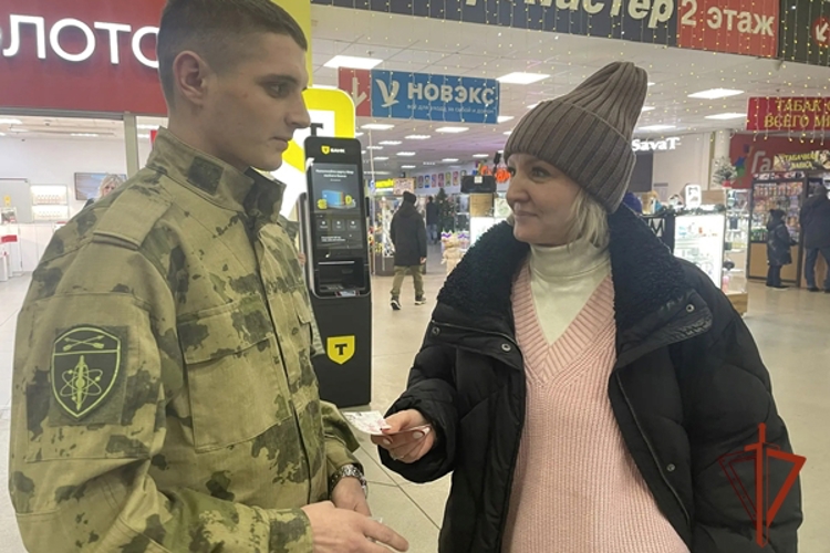 Зеленогорские военнослужащие Росгвардии провели новогодний флеш-моб для горожан