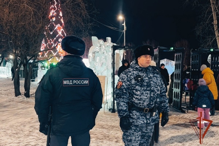 Сотрудники и военнослужащие Росгвардии Красноярского края обеспечивают охрану правопорядка в местах проведения праздничных мероприятий