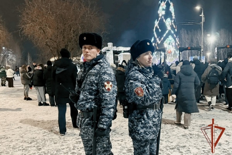 Сотрудники и военнослужащие Росгвардии Красноярского края обеспечивают охрану правопорядка в местах проведения праздничных мероприятий