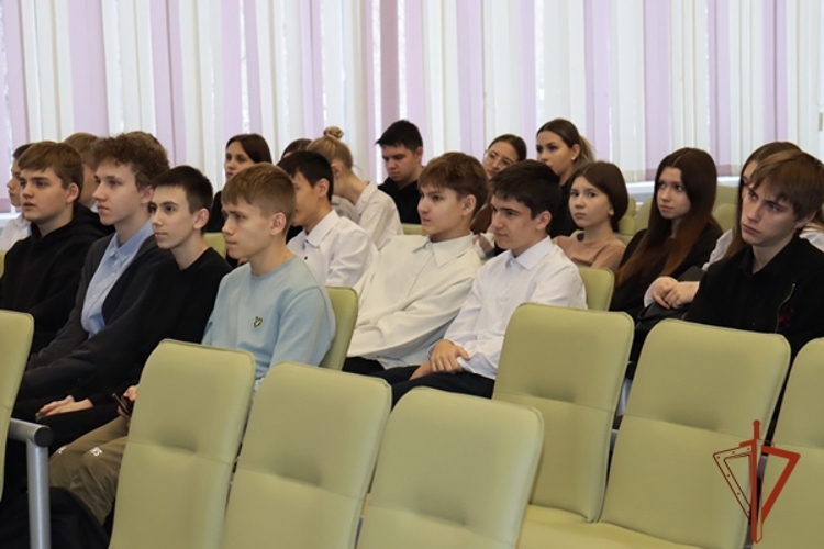Железногорский росгвардеец выступил перед школьниками с концертом
