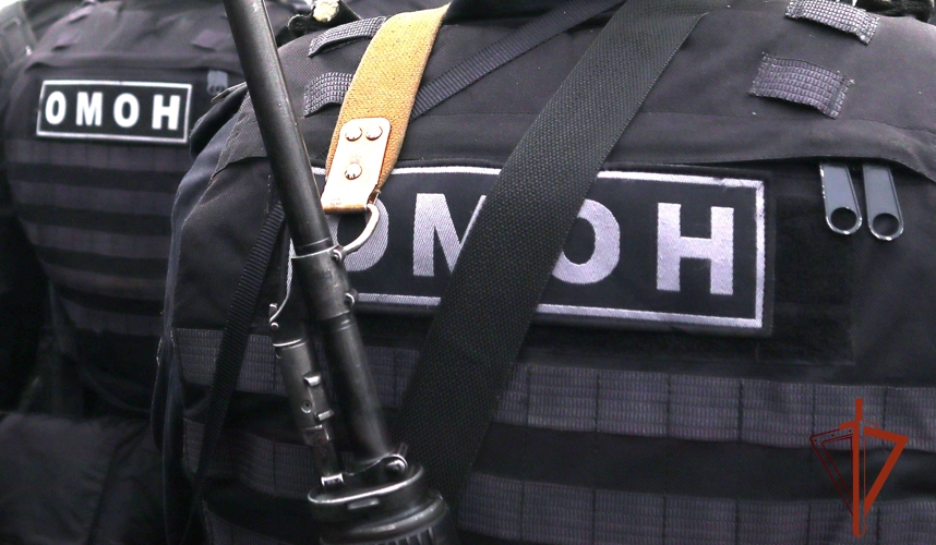 В Красноярском крае при силовой поддержке ОМОН Росгвардии задержаны подозреваемые в краже