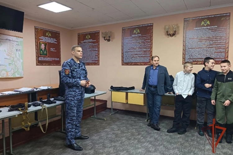 Железногорские росгвардейцы провели День открытых дверей для школьников