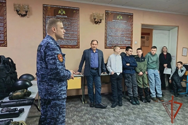Железногорские росгвардейцы провели День открытых дверей для школьников